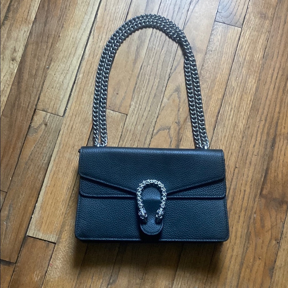 Sleek Black Textured Shoulder Bag with Flap Closure